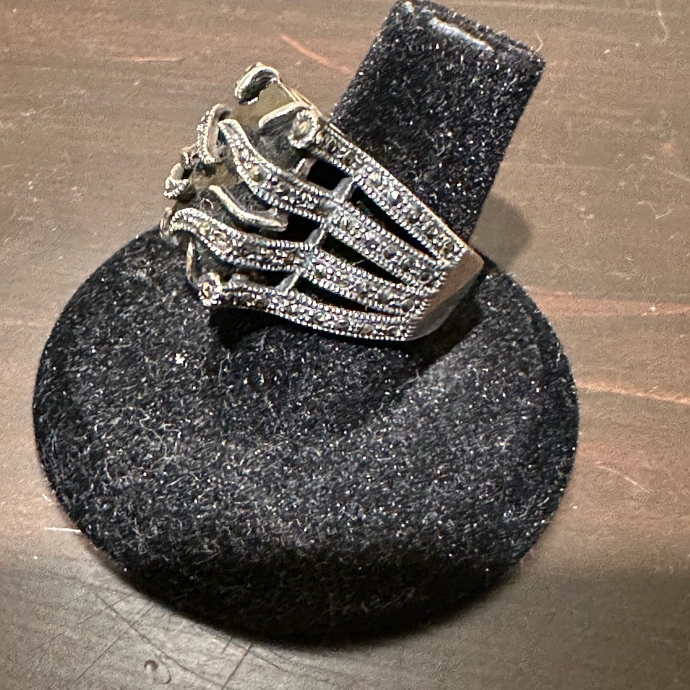 Sterling silver and marcasite ring with onyx stone. Approximate size 6.5-7 - Picture 4 of 8
